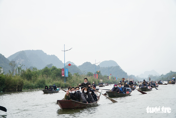 Người dân đội mưa, vượt gió đi hội chùa Hương - Ảnh 10.