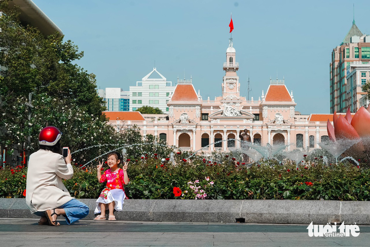 Người dân du xuân đông hơn nhưng tiêu xài ít hơn - Ảnh 4.