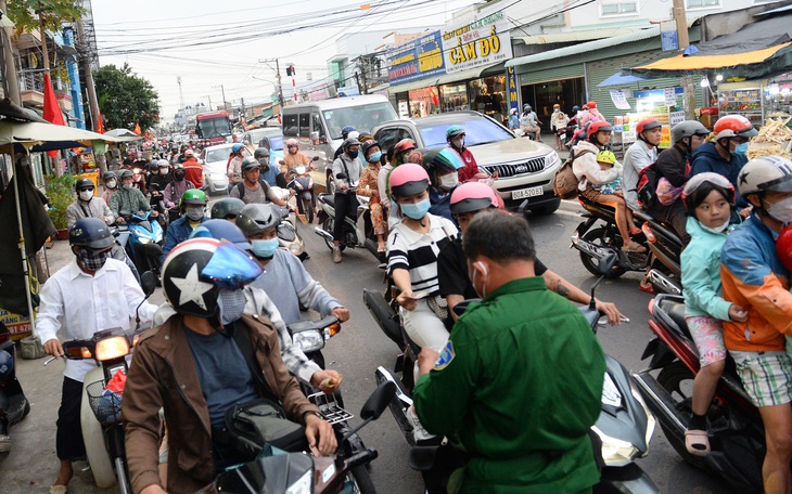 Người dân đổ về phà Cát Lái, cửa ngõ phía Đông - Tây TP.HCM thông thoáng