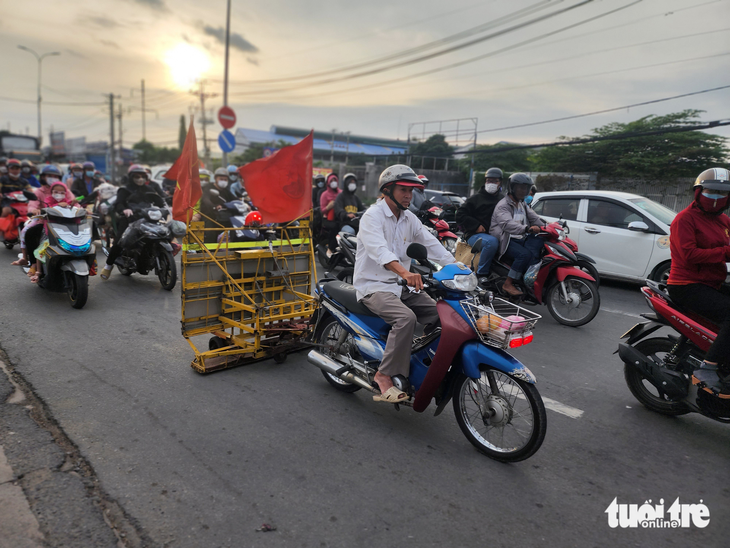 Cửa ngõ phía tây TP.HCM thông thoáng nhưng coi chừng nạn rải đinh - Ảnh 2.