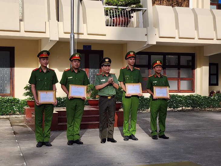 Khen thưởng các lực lượng Công an tỉnh Đồng Nai bắt cướp nhanh, cứu người bị nạn - Ảnh 2.