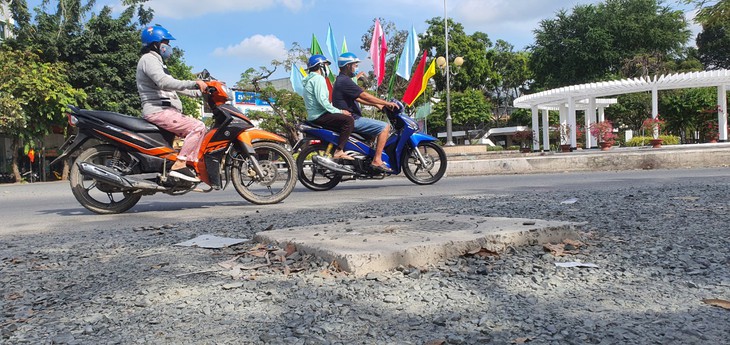 Gần Tết, người dân Cần Thơ khổ sở vì đào đường - Ảnh 1.