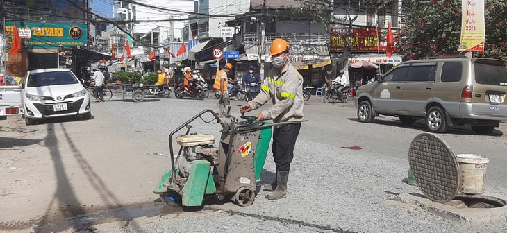 Gần Tết, người dân Cần Thơ khổ sở vì đào đường - Ảnh 2.