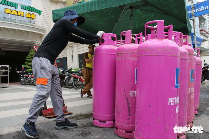 Giá gas tăng mạnh kể từ ngày 1-10 và đây là tháng thứ ba liên tiếp giá gas tăng - Ảnh: NGỌC HIỂN