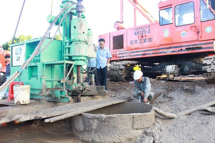 Vụ bé trai rơi xuống trụ bê tông: Sử dụng khoan xoáy nước áp lực cao để sớm nhổ trụ lên - Ảnh 4.