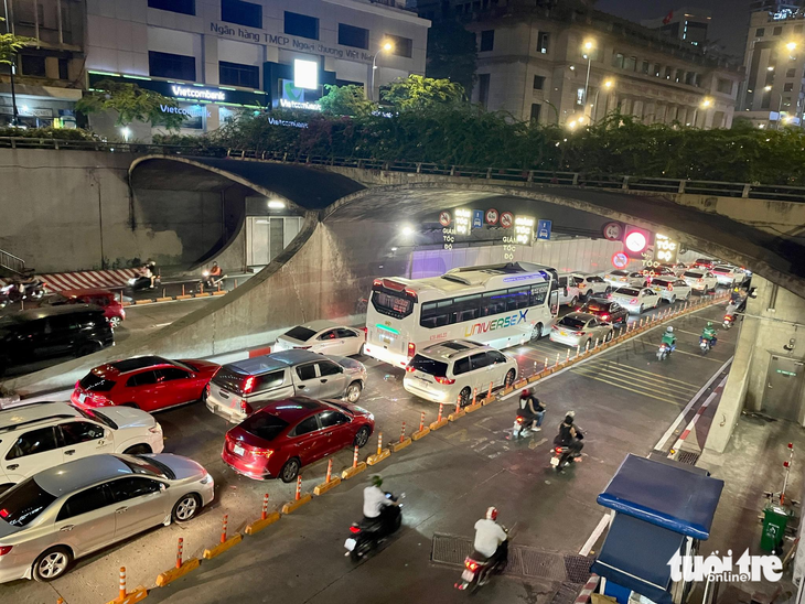 Tối 5-1, TP.HCM kiểm tra hệ thống chữa cháy tự động bên trong đường hầm sông Sài Gòn - Ảnh 1.