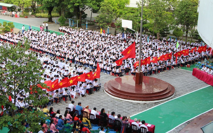 Đi thi học kỳ I, học sinh bất ngờ được báo hoãn