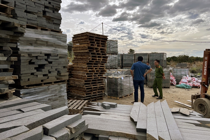 Phát hiện ‘đại công trường’ khai thác đá lậu rộng cả ngàn mét vuông ở Đồng Nai - Ảnh 2.