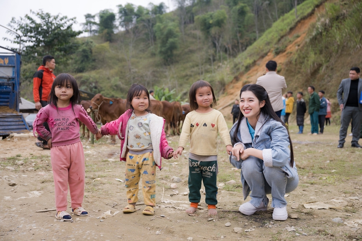 Ô là la, ra mà xem á hậu Phương Nhi dẫn bò về làng - Ảnh 10.