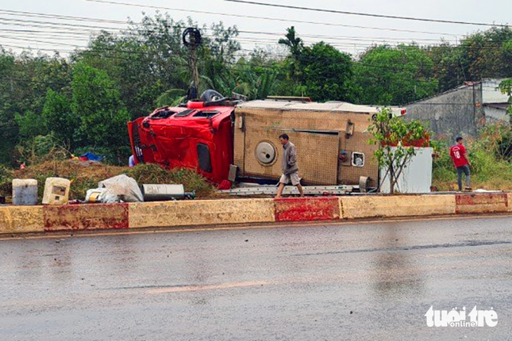 Xe cứu hỏa lật ngang, thiếu úy và binh nhất phòng cháy tử nạn - Ảnh 1.