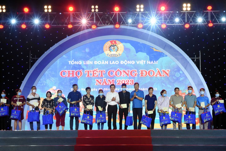 Hơn 5.000 công nhân Đồng Nai tham dự Chợ Tết công đoàn 2023 - Ảnh 4.