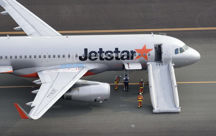 Chuyến bay của Jetstar hạ cánh khẩn ở Nhật vì bị dọa đánh bom - Ảnh 1.