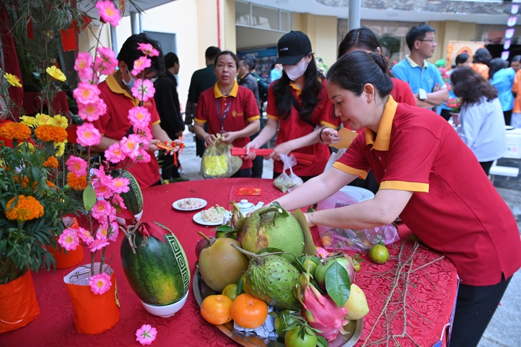 Trường Saigontourist tổ chức hội thi gói bánh chưng - Ảnh 3.