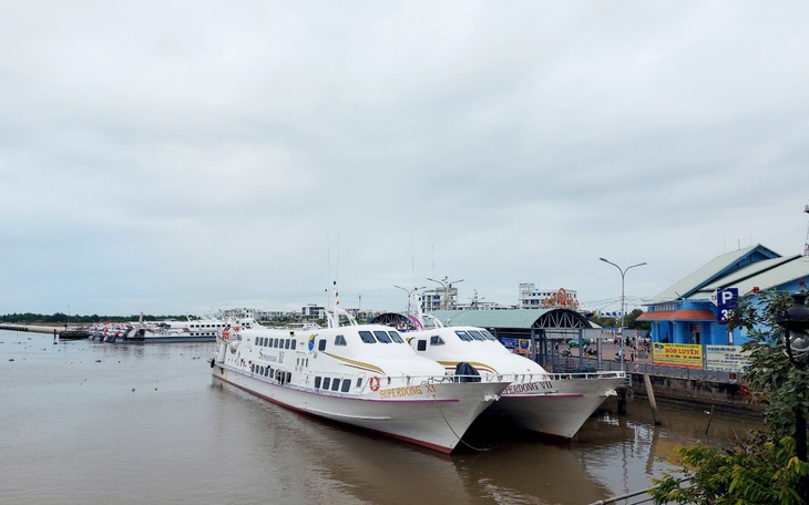 Tàu ra Phú Quốc ngưng chạy 2 ngày liền vì thời tiết xấu