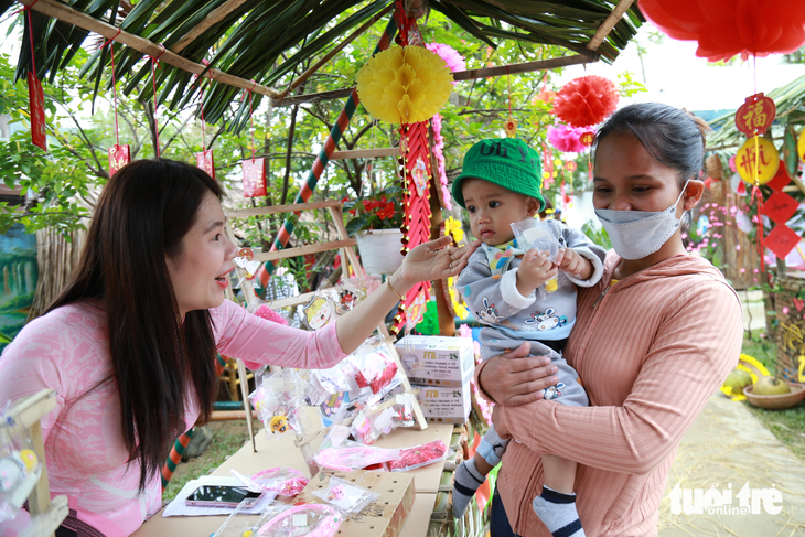 Con của công nhân đón Tết sớm ở Đà Nẵng, thương ơi là thương - Ảnh 2.