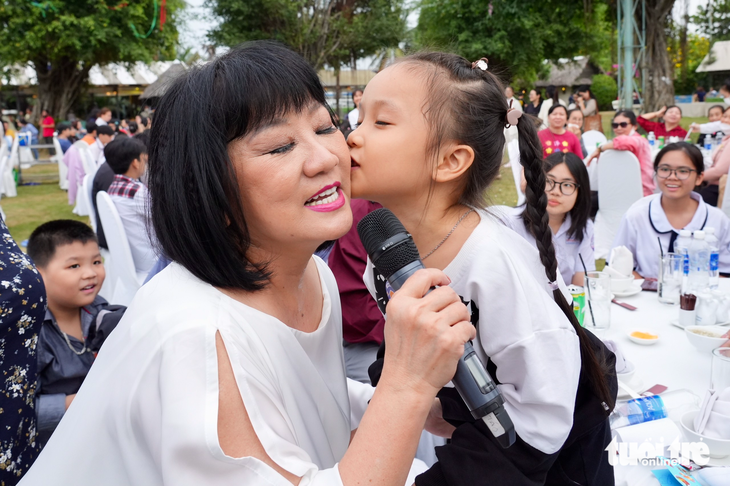 Mùa xuân cho em: Con làm thiệp tặng mẹ, nghệ sĩ diễn không cần cát sê - Ảnh 8.