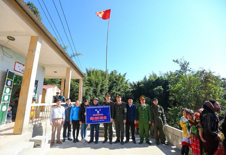 Vượt hơn 400km, công an mang quà Tết lên địa đầu Tổ quốc Hà Giang - Ảnh 2.