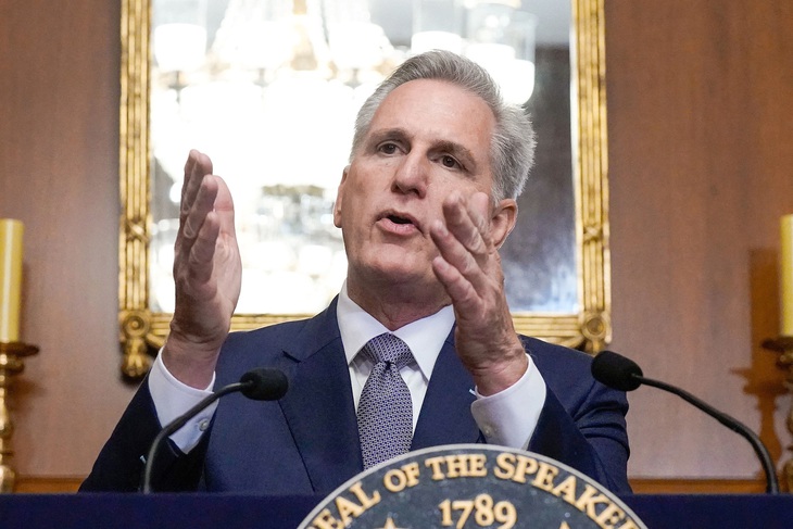 Chủ tịch Hạ viện Mỹ Kevin McCarthy trao đổi với phóng viên sau khi Hạ viện thông qua dự luật, mở đường ngăn chính phủ đóng cửa vào ngày 30-9 - Ảnh: REUTERS Chủ tịch Hạ viện Mỹ Kevin McCarthy trao đổi với phóng viên sau khi Hạ viện thông qua dự luật, mở đường ngăn chính phủ đóng cửa vào ngày 30-9 - Ảnh: REUTERS