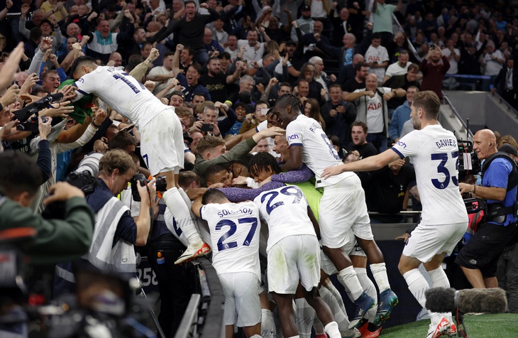 Các cầu thủ Tottenham vỡ òa sau pha đá phản lưới nhà của Matip - Ảnh: REUTERS