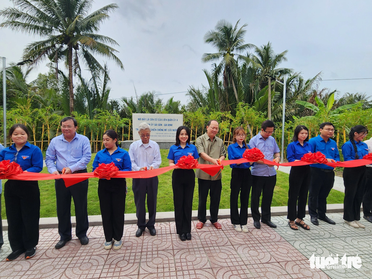 Phó bí thư Thành ủy TP.HCM Nguyễn Hồ Hải (thứ 6 từ trái sang) cùng lãnh đạo tỉnh Trà Vinh cắt băng khánh thành bia tưởng niệm - Ảnh: HOÀI THƯƠNG