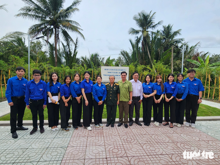 Các bạn đoàn viên thanh niên chụp ảnh lưu niệm - Ảnh: HOÀI THƯƠNG