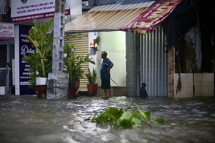 Chiều nay, triều cường TP.HCM tại Phú An, Thủ Dầu Một có thể phá vỡ mọi mốc từng ghi nhận - Ảnh 1.