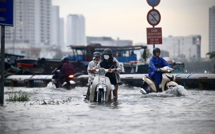 TP.HCM đón đợt triều cường đầu mùa, xe máy dắt bộ, xe hơi quay đầu - Ảnh 2.