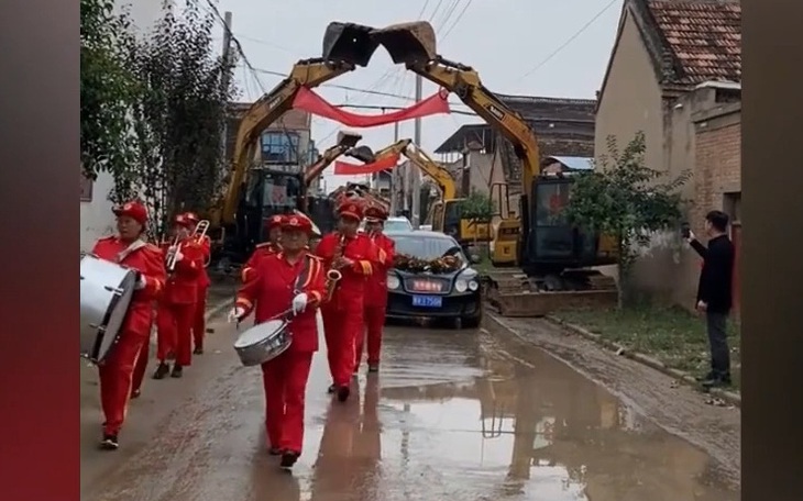Chú rể dùng 18 máy xúc làm cổng đám cưới độc đáo gây sốt cộng đồng mạng