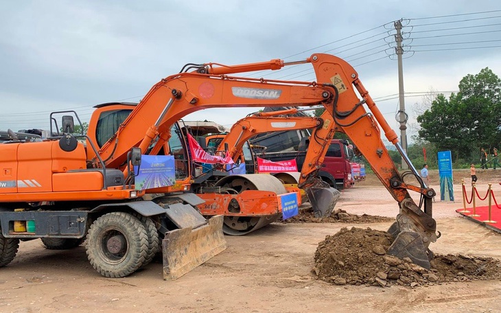 Thủ tướng dự lễ khởi công dự án cao tốc đầu tiên của Hòa Bình có vốn 10.000 tỉ đồng - Ảnh 2.