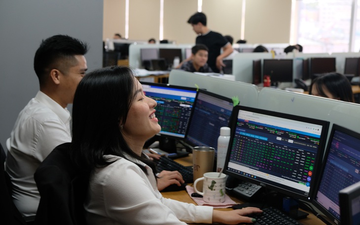 Cá nhân chi 19.000 tỉ mua ròng suốt ba quý, chứng khoán sẽ ra sao?