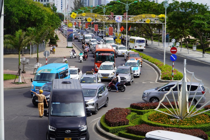 Việc các xe khách cùng vào trung tâm giờ cao điểm, nghỉ lễ gây ra tình trạng kẹt xe tại Nha Trang - Ảnh: THỤC NGHI