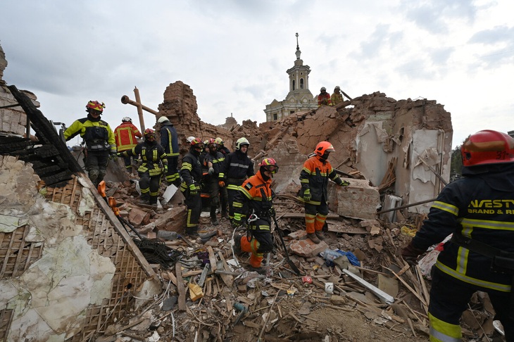 Một tòa nhà ở Kharkov, Ukraine, bị trúng tên lửa - Ảnh: AFP