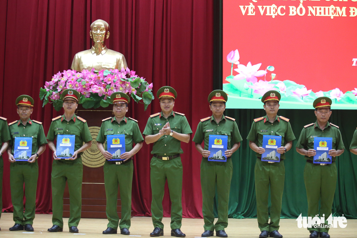 88 điều tra viên cấp xã ở TP.HCM sẽ 'điều tra cơ bản các vụ án' - Ảnh 3. Một số cán bộ, chiến sĩ nhận quyết định điều tra viên công an cấp xã - Ảnh: MINH HÒA