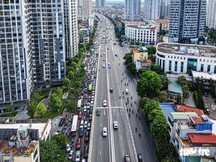 Do đường vành đai 2 dưới thấp ùn tắc, nhiều người lái xe máy đã đi vào đường trên cao để tránh khu vực này - Ảnh: HỒNG QUANG