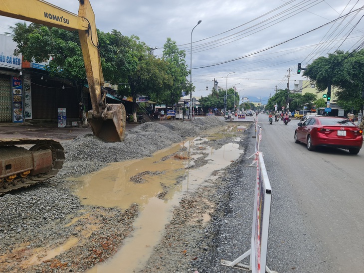 Mưa liên tục, nước bì bõm, ngày hoàn thành thi công vẫn đang phụ thuộc vào ông trời - Ảnh: TRẦN MAI