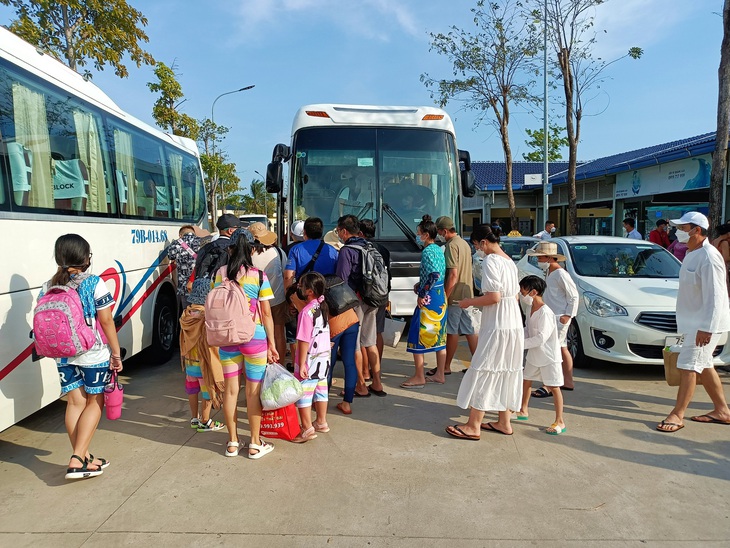 Các doanh nghiệp được khuyến khích chở khách bằng xe nhỏ và đi vào thành phố ngoài giờ cao điểm - Ảnh: MINH CHIẾN