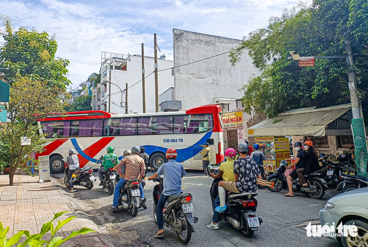 Nhà xe Đại Ngân ở đường Nguyễn Văn Đừng (sát Trường tiểu học Huỳnh Kiến Hoa, phường 6, quận 5) - Ảnh: CHÂU TUẤN