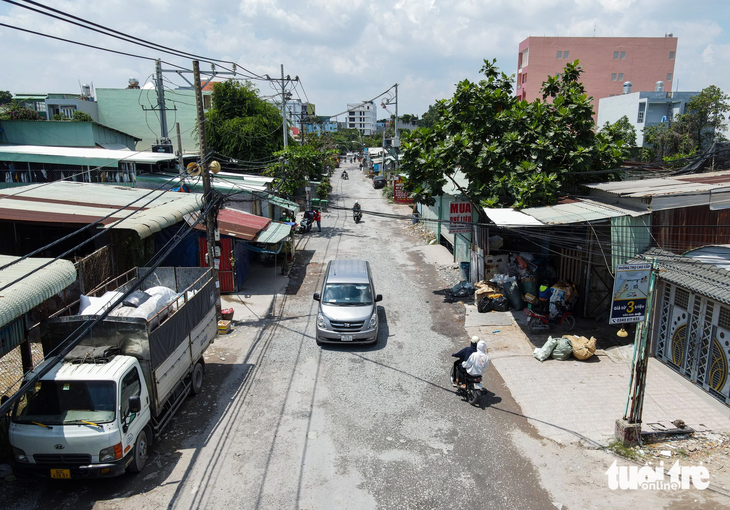 Đường Bưng Ông Thoàn (TP Thủ Đức, TP.HCM) đang được sửa chữa tạm thời. Ghi nhận ngày 11-10 - Ảnh: CHÂU TUẤN