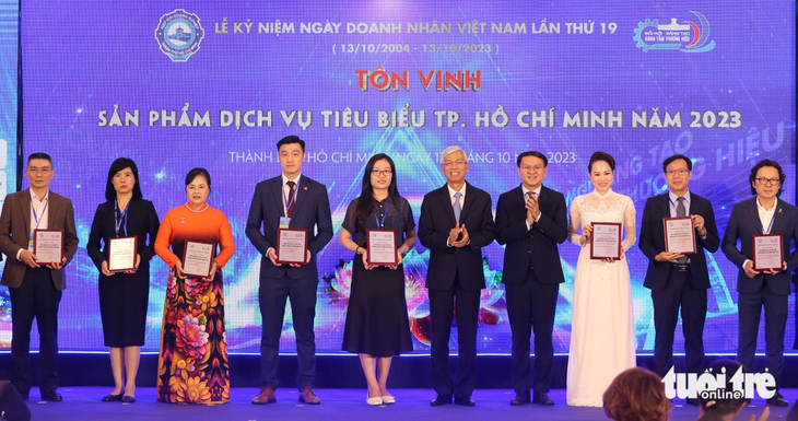 Lãnh đạo TP trao chứng nhận cho các doanh nghiệp đạt danh hiệu “Sản phẩm, dịch vụ tiêu biểu TP.HCM năm 2023” - Ảnh: NGỌC HIỂN