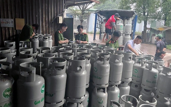 Công an TP.HCM bắt tạm giam 8 người sản xuất 1.000 tấn gas giả  - Ảnh 7.