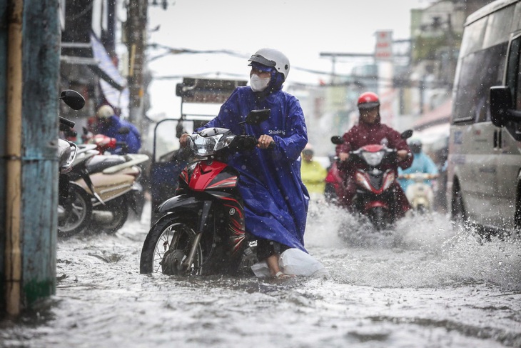 Hôm nay 13-10, thời tiết nhiều nơi có mưa, miền Trung tiếp tục mưa to - Ảnh: PHƯƠNG QUYÊN