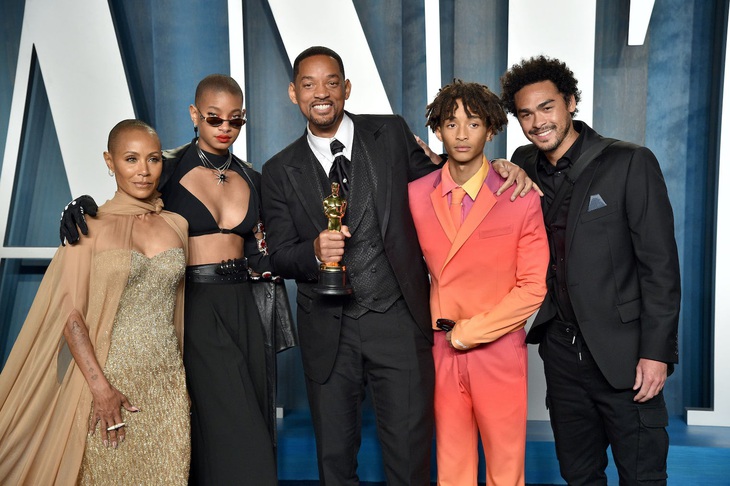 Vợ chồng Will Smith và ba con Willow Smith, Jaden Smith và Trey Smith tại lễ trao giải Oscar 2022