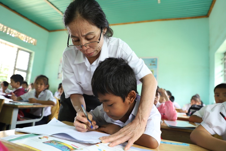 Dù ghép lớp do thiếu giáo viên nhưng nhiều thầy cô vẫn gắng gượng vì học sinh thân yêu - Ảnh: TRUNG TÂN