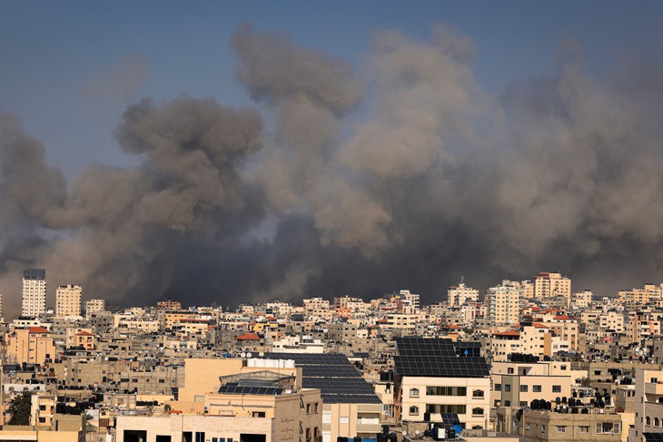 Khói bốc lên ở thành phố Gaza do các cuộc không kích của Israel, ngày 12-10 - Ảnh: AFP