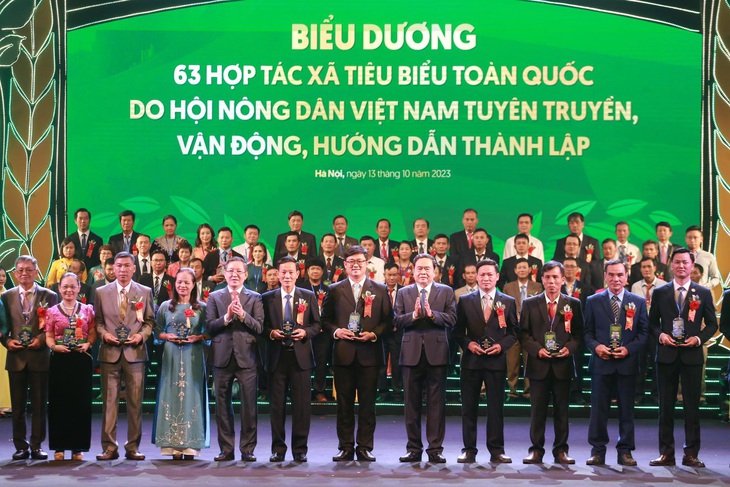 Phó chủ tịch thường trực Quốc hội Trần Thanh Mẫn cùng Chủ tịch Trung ương Hội Nông dân Việt Nam Lương Quốc Đoàn trao kỷ niệm chương cho các hợp tác xã tiêu biểu - Ảnh: C.TUỆ