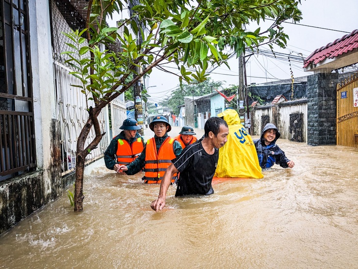 Từ đêm nay miền Trung mưa to, cảnh báo lũ lụt từ Quảng Bình đến Quảng Ngãi - Ảnh: TẤN LỰC