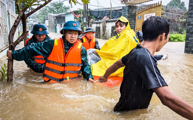 Đà Nẵng triển khai cán bộ, bộ đội mang xuồng đưa dân đi tránh lụt