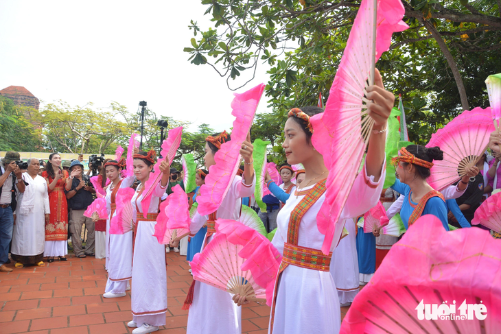 Đây còn là dịp thể hiện khát vọng của cộng đồng người Chăm cầu mong mưa thuận gió hòa, mùa màng bội thu, thắt chặt tinh thần đoàn kết, tương thân tương ái, nâng cao ý thức về cội nguồn dân tộc…