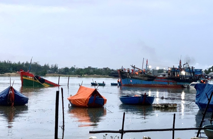 Một tàu cá bị cháy rụi cabin, tàu còn lại chìm sau vụ cháy - Ảnh: CACC