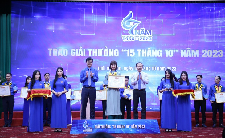 Ông Phạm Tất Thắng - phó trưởng ban thường trực Ban Dân vận Trung ương - và anh Bùi Quang Huy - bí thư thứ nhất Trung ương Đoàn - trao giải thưởng &quot;15 tháng 10&quot; cho các cán bộ Hội tiêu biểu - Ảnh: LÂM HẢI